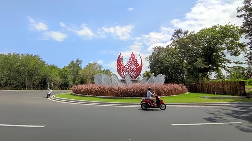 Pada bagian atas monumen berbentuk kelopak bunga yang diambil dari desain logo G20. Pada bagian landasan tertulis 20 negara anggota G20. Nama Indonesia menghadap timur laut atau kaja-kangin yang berarti paling suci.