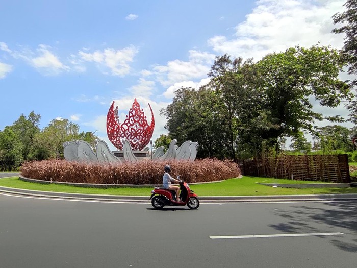 Pada bagian atas monumen berbentuk kelopak bunga yang diambil dari desain logo G20. Pada bagian landasan tertulis 20 negara anggota G20. Nama Indonesia menghadap timur laut atau kaja-kangin yang berarti paling suci.