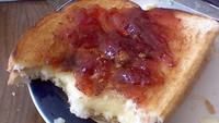 Biasanya roti panggang keju dinikmati begitu saja, tapi netizen ini pilih beri topping selai stroberi. Cita rasa gurih dan manis asam yang kontras disebut-sebut enak. Tertarik coba?
