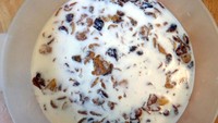 Selintas mirip sereal, tapi makanan ini bukan sereal sama sekali. Netizen suka memanfaatkan sisa kue untuk dihancurkan dalam mangkuk lalu dituangi susu segar. Hmmm...