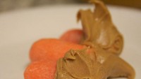Makan apel pakai cocolan selai kacang sudah biasa, namun netizen ini pilih memasangkannya dengan wortel rebus. Ia bilang rasanya enak lho!