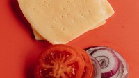 Sepertinya kombinasi makanan ini bisa bikin beberapa orang mual. Bayangkan saja! Makan keju cheddar dengan tomat dan bawang mentah.