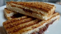 Roti bakar ini tak biasa. Isinya tak hanya selai stroberi, tapi juga irisan daging bacon! Katanya enak dimakan bersama segelas jus jeruk.