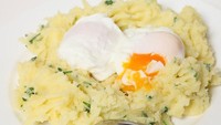 Netizen ini bilang mashed potato lebih enak ketika dicampur telur setengah matang. Ia amat suka sampai-sampai tak peduli dibilang gila oleh pacarnya karena memadukan 2 makanan ini.