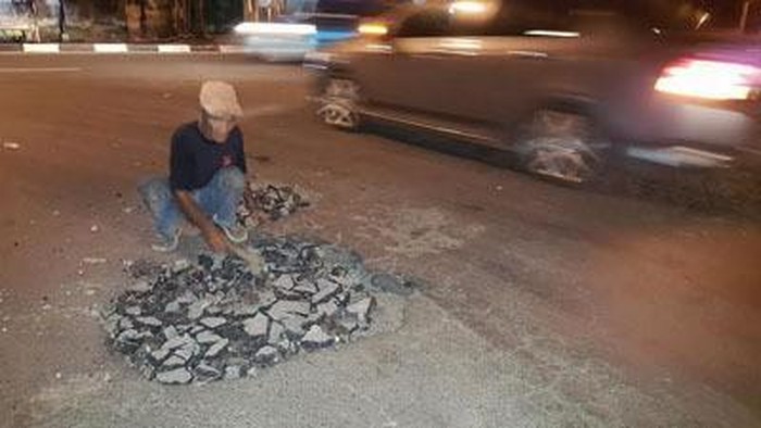Pak Tuwek, tukang becak yang memiliki hobi menambal jalan