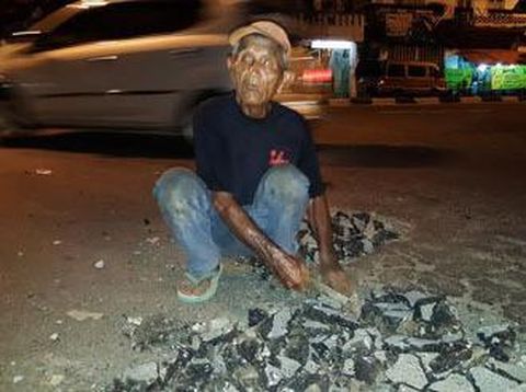 Pak Tuwek, tukang becak yang memiliki hobi menambal jalan