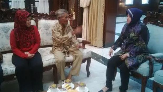 Pak Tuwek, tukang becak yang memiliki hobi menambal jalan