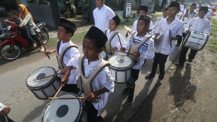 Sejumlah pelajar memainkan alat musik saat mengikuti pawai Hari Santri Nasional di Desa Tugurejo Kediri, Jawa Timur, Sabtu (22/10/2022). Pawai tersebut diikuti pelajar dari sejumlah sekolah tingkat TK hingga SD. ANTARA FOTO/Prasetia Fauzani/nym.