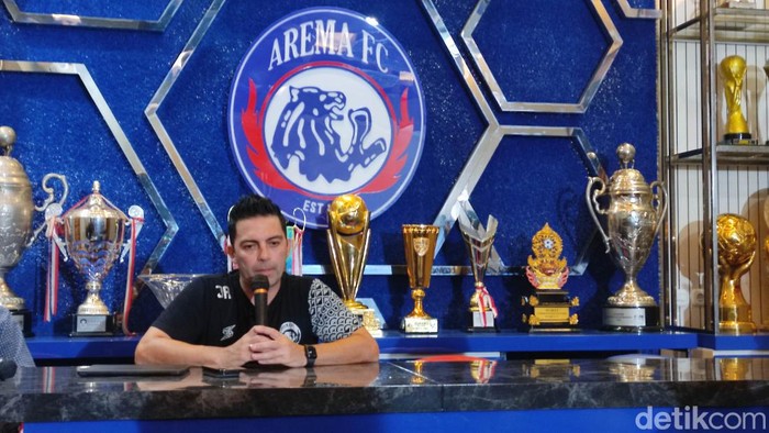 Pelatih Arema FC Javier Roca saat memberikan keterangan pers di Kandang Singa