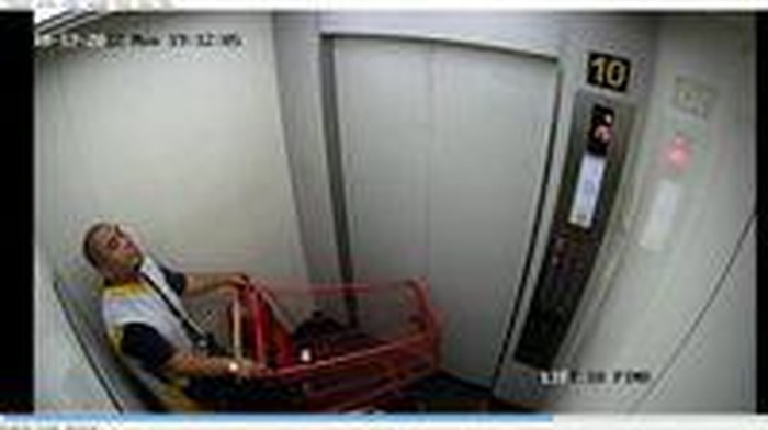 Tersangka Rudolf saat tertangkap CCTV membawa jasad Icha