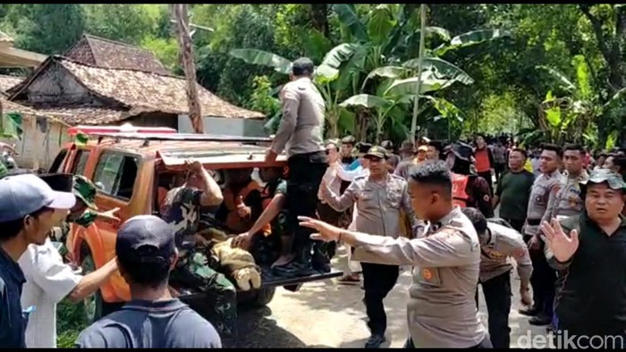 Penggerebekan adu jangkrik di Sampang