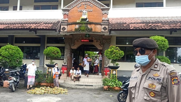 Personel kepolisian dari Polsek Denpasar Utara tampak berpatroli di lingkungan SMPN 5 Denpasar, Sabtu (22/10/2022).