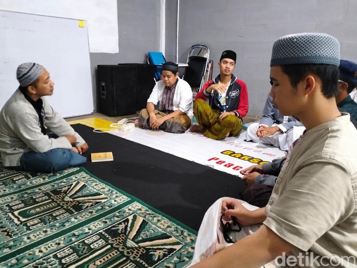 Pesantren Tahfizh Quran Tuna Netra Saman Darushudur di daerah Cimenyan Kabupaten Bandung.