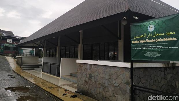 Pesantren Tahfizh Quran Tuna Netra Sam'an Darushudur di daerah Cimenyan Kabupaten Bandung.
