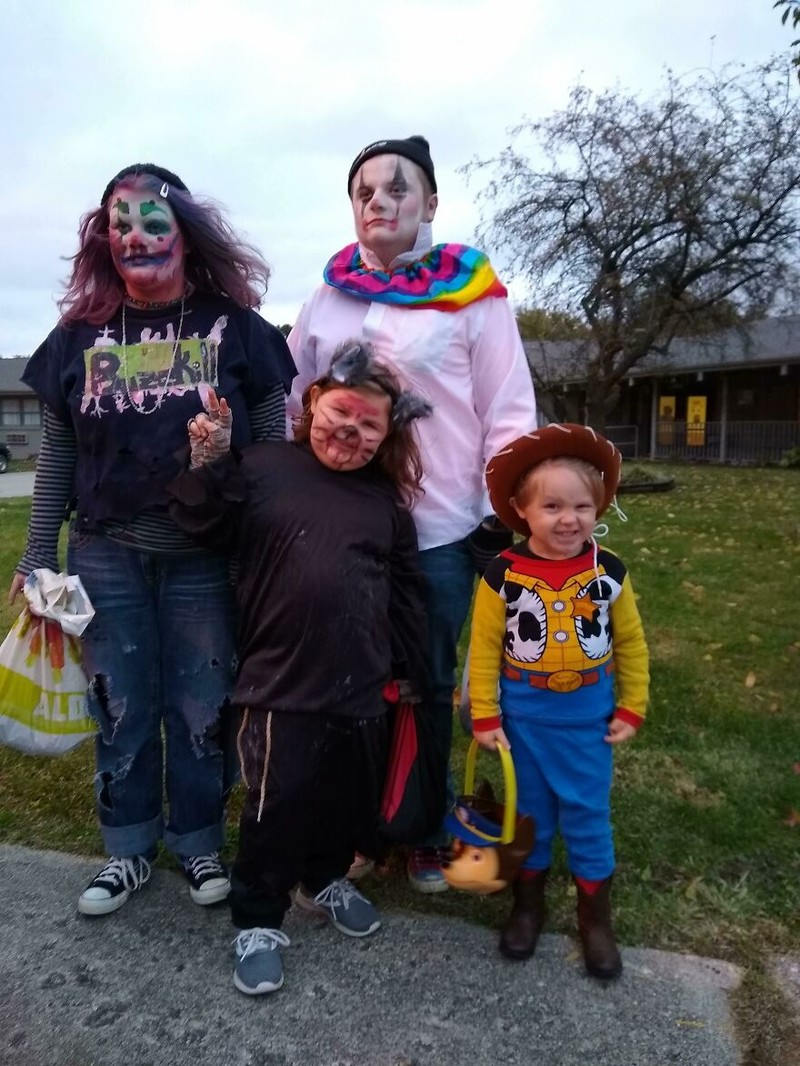 Halloween jatuh pada 31 Oktober setiap tahunnya. Berikut ini adalah kostum Halloween kece yang dibagikan netizen. Bisa jadi ide nih buat pesta kostum.