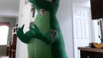 Yang lain memilih tema creepy, yang satu ini lebih suka jadi dinosaurus. Ashiap! Foto: via Bored Panda