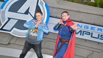 Bisa tebak ini terinspirasi dari mana? Betul, America Chavez dan Dr Strange. Foto: via Bored Panda