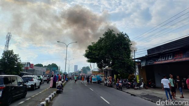 Petugas Damkar saat memadamkan api di bengkel ketok magic milik Bejo, di Desa Wirogunan, Kecamatan Kartasura, Sukoharjo, Sabtu (22/10/2022).