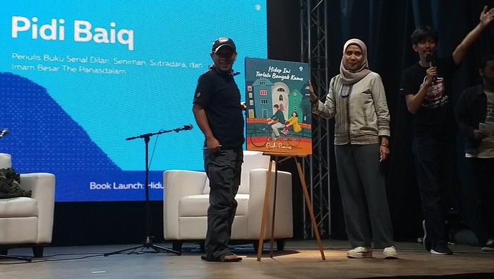 Pidi Baiq Luncurkan Buku Kutipan Hidup Ini Terlalu Banyak Kamu