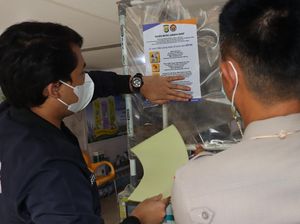 Polisi Tempel Pamflet Larangan Obat Sirop di Sejumlah Apotek Jakbar