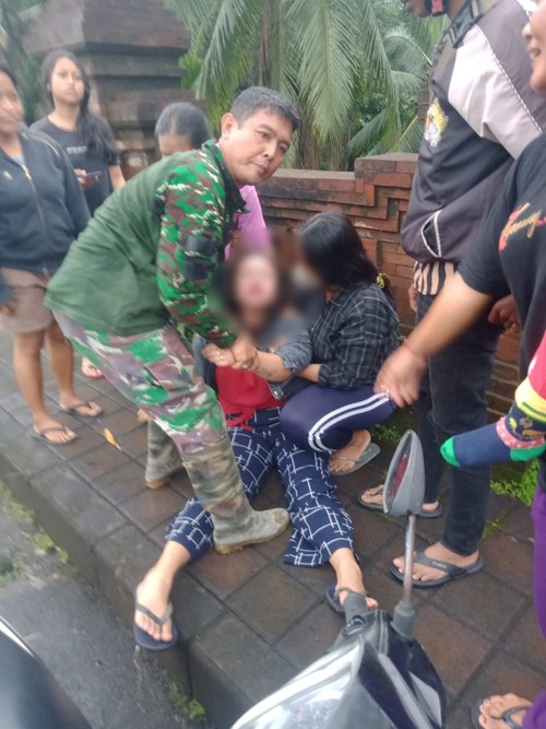 Prajurit TNI AD yang berdinas di Koramil 05/Abiansemal Kodim 1611/Badung bernama Peltu Dewa Agung Putra Ardyasa menyelamatkan seorang ibu muda yang hendak melakukan percobaan bunuh diri di Jembatan Ayunan Blahkiuh, Desa Ayunan,  Abiansemal, Badung, Jumat (21/10/2022).