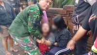 Peltu Dewa segera menyambar dan menarik korban agar tidak sampai terjun ke jembatan. Peltu Dewa yang dibantu warga berhasil menggagalkan percobaan bunuh diri tersebut. Ia kemudian memediasi korban dengan suaminya Ketut W (27). Pasangan itu pun sepakat untuk berdamai. (Foto: dok. Kodim 1611/Badung)