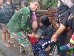 Peltu Dewa segera menyambar dan menarik korban agar tidak sampai terjun ke jembatan. Peltu Dewa yang dibantu warga berhasil menggagalkan percobaan bunuh diri tersebut. Ia kemudian memediasi korban dengan suaminya Ketut W (27). Pasangan itu pun sepakat untuk berdamai. (Foto: dok. Kodim 1611/Badung)