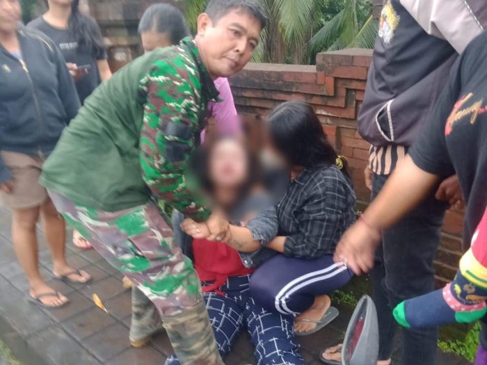 Prajurit TNI AD yang berdinas di Koramil 05/Abiansemal Kodim 1611/Badung bernama Peltu Dewa Agung Putra Ardyasa menyelamatkan seorang ibu muda yang hendak melakukan percobaan bunuh diri di Jembatan Ayunan Blahkiuh, Desa Ayunan,  Abiansemal, Badung, Jumat (21/10/2022).