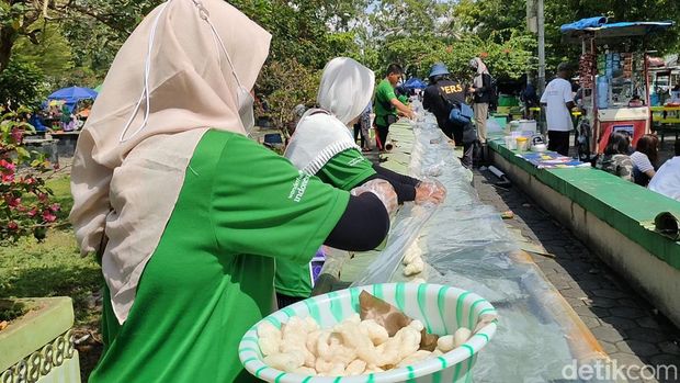 Proses pembuatan geblek terpanjang di Alun-alun Wates, Kabupaten Kulon Progo, DIY, Sabtu (22/10/2022).