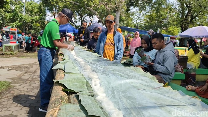 Proses pembuatan geblek terpanjang di Alun-alun Wates, Kabupaten Kulon Progo, DIY, Sabtu (22/10/2022).