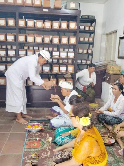 Ribuan koleksi lontar di Museum Lontar Gedong Kirtya turut diupacarai saat Hari Suci Saraswati, Sabtu (22/10/2022).