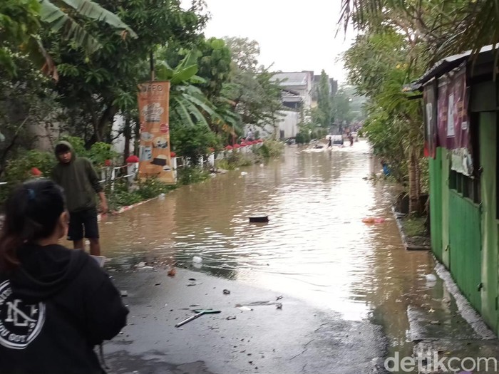Rumah-rumah warga yang terendam banjir di pucangsawit, Solo, Sabtu (22/10/2022) pagi.