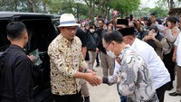 Gubernur Jawa Barat Ridwan Kamil beserta Pj Bupati Bekasi Dani Ramdani dan Presiden Direktur PT Hyundai Motor Manufacturing Indonesia (HMMI) Choi Yoon Seok serta perwakilan dari Direktorat Penanganan Sampah Kementerian Lingkungan Hidup dan Kehutanan RI saat meresmikan Tempat Pengolahan Sampah 3R (Reuse, Reduce, Recycle) di Desa Wanajaya, Kec. Cibitung, Kab. Bekasi, Jawa Barat.