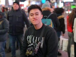 Walaupun sang ibunda merupakan seorang artis, namun pria berusia 27 tahun itu lebih memilih mengikuti jejak sang ayah yang menjadi seorang advokat. Ayah saya kebetulan pengacara, dia udah mulai dari 1978, tapi dari ayah saya sendiri nggak pernah nyuruh untuk jadi lawyer, terang Sangun Ragahdo. Jadi memang kebetulan dulu saya lihat ayah saya, memang role model saya beliau, jelasnya. Foto: Instagram Sangun Ragahdo