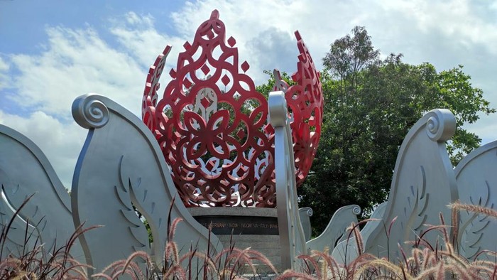 Selain itu, pada Monumen G20 itu juga terdapat landasan bertingkat lima yang bermakna bahwa G20 di Indonesia dilaksanakan berlandaskan Pancasila.  Pada sisi terluar monumen terdapat 20 sculpture yang seolah-olah berputar mengelilingi kelopak bunga. Sculpture ini merepresentasikan kerja sama untuk kehidupan yang lebih baik. Selain itu, pada Monumen G20 itu juga terdapat landasan bertingkat lima yang bermakna bahwa G20 di Indonesia dilaksanakan berlandaskan Pancasila.
Pada sisi terluar monumen terdapat 20 sculpture yang seolah-olah berputar mengelilingi kelopak bunga. Sculpture ini merepresentasikan kerja sama untuk kehidupan yang lebih baik.