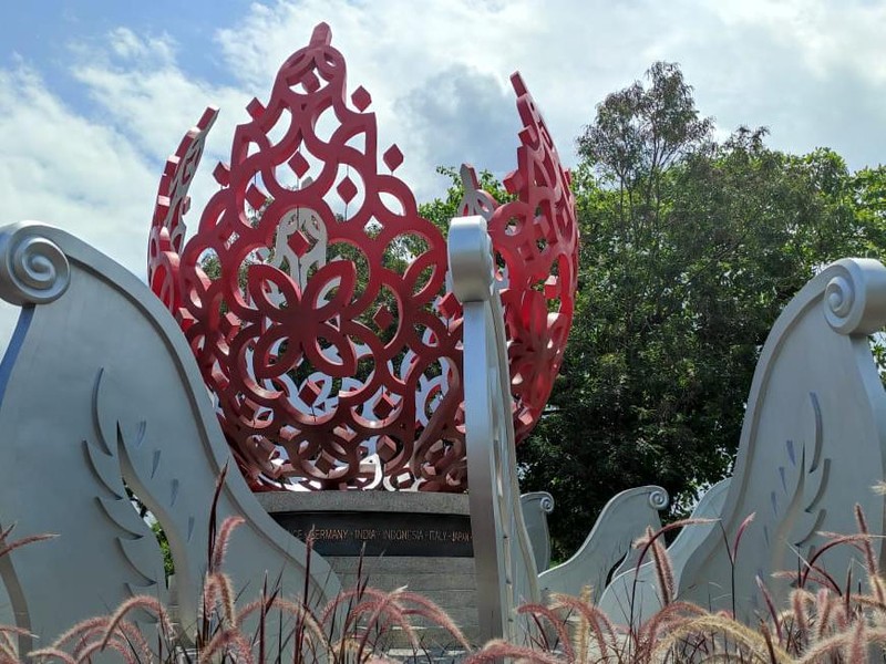 Selain itu, pada Monumen G20 itu juga terdapat landasan bertingkat lima yang bermakna bahwa G20 di Indonesia dilaksanakan berlandaskan Pancasila.

Pada sisi terluar monumen terdapat 20 sculpture yang seolah-olah berputar mengelilingi kelopak bunga. Sculpture ini merepresentasikan kerja sama untuk kehidupan yang lebih baik.
