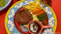 Untuk menu tenderloin ini kamu padukan dengan saus barbeque. Beefsteaknya empuk, lembut dan mudah dipotong. Foto: detikcom/Riska Fitria