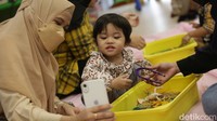 Ibu dan balitanya juga tampak semringah.