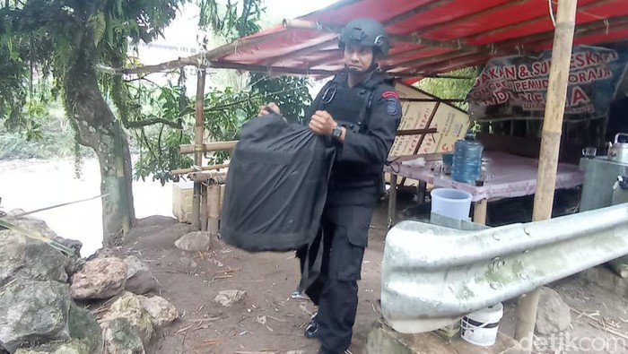 Tim jibom mengevakuasi temuan granat di Toraja Utara