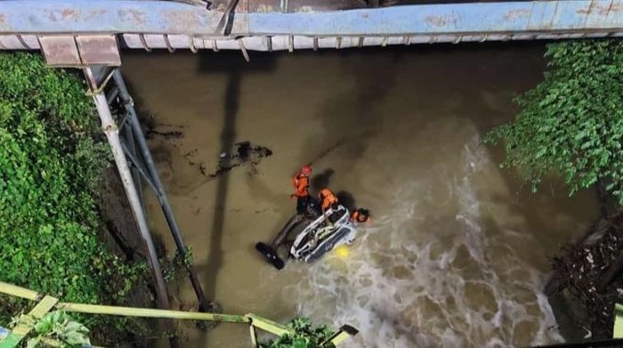 Truk molen tabrak jembatan hingga terjun ke sungai di Tuban