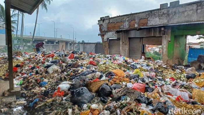 Tumpukan sampah di Pasar Sehat Cileunyi, Kabupaten Bandung.
