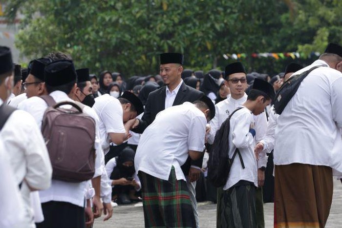 Mahasantri Pesantren Mahasiswa Unissula mengadakan upacara peringatan hari santri nasional