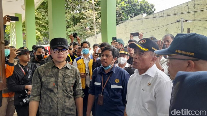Wali Kota Bogor Bima Arya hingga Menko PMK Muhadjir Effendy meninjau lokasi longsor di Bang Barjo.