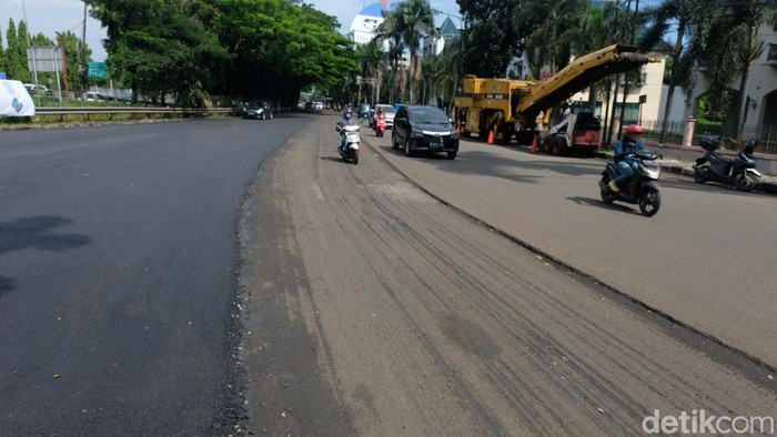 Jalan TB Simatupang di ruas Pondok Pinang arah Cilandak bergelombang. Jalan bergelombang karena ada proyek pengaspalan, Minggu (23/10/2022).