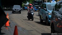 Kendaraan yang melintas melambatkan lajunya.