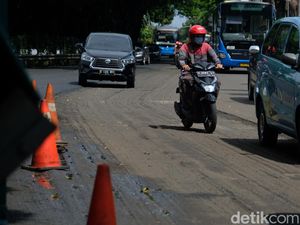 Ada Proyek Pengaspalan di Jalan TB Simatupang, Hati-hati Melintas!