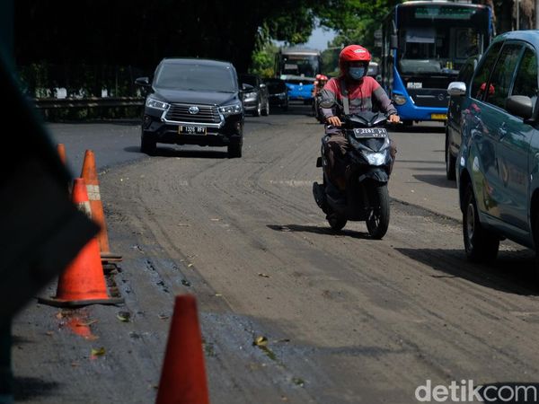 Ada Proyek Pengaspalan di Jalan TB Simatupang, Hati-hati Melintas!