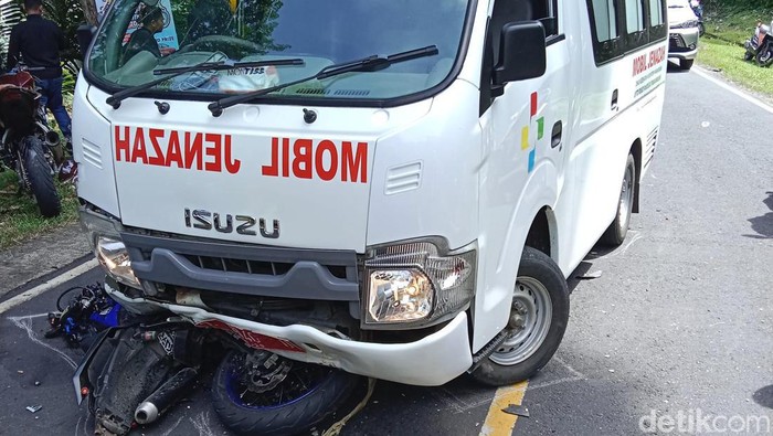 Ambulans Pembawa Jenazah Bayi di Pangandaran Ditabrak 3 Motor, 1 Orang Tewas