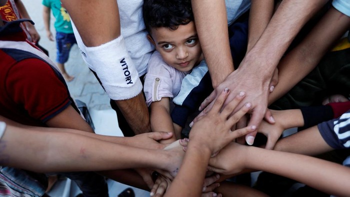 Anak-anak Palestina Berlatih Breakdance untuk Hilangkan Trauma A Palestinian boy performs breakdancing on the street in Nusseirat refugee camp in central Gaza Strip, October 14, 2022. REUTERS/Ibraheem Abu Mustafa TPX IMAGES OF THE DAY