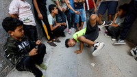 Ghraiz, yang memiliki sertifikat dalam studi pasca-trauma, menghabiskan tujuh tahun di Eropa, di mana dia dan beberapa temannya mengadakan pertunjukan breakdance.